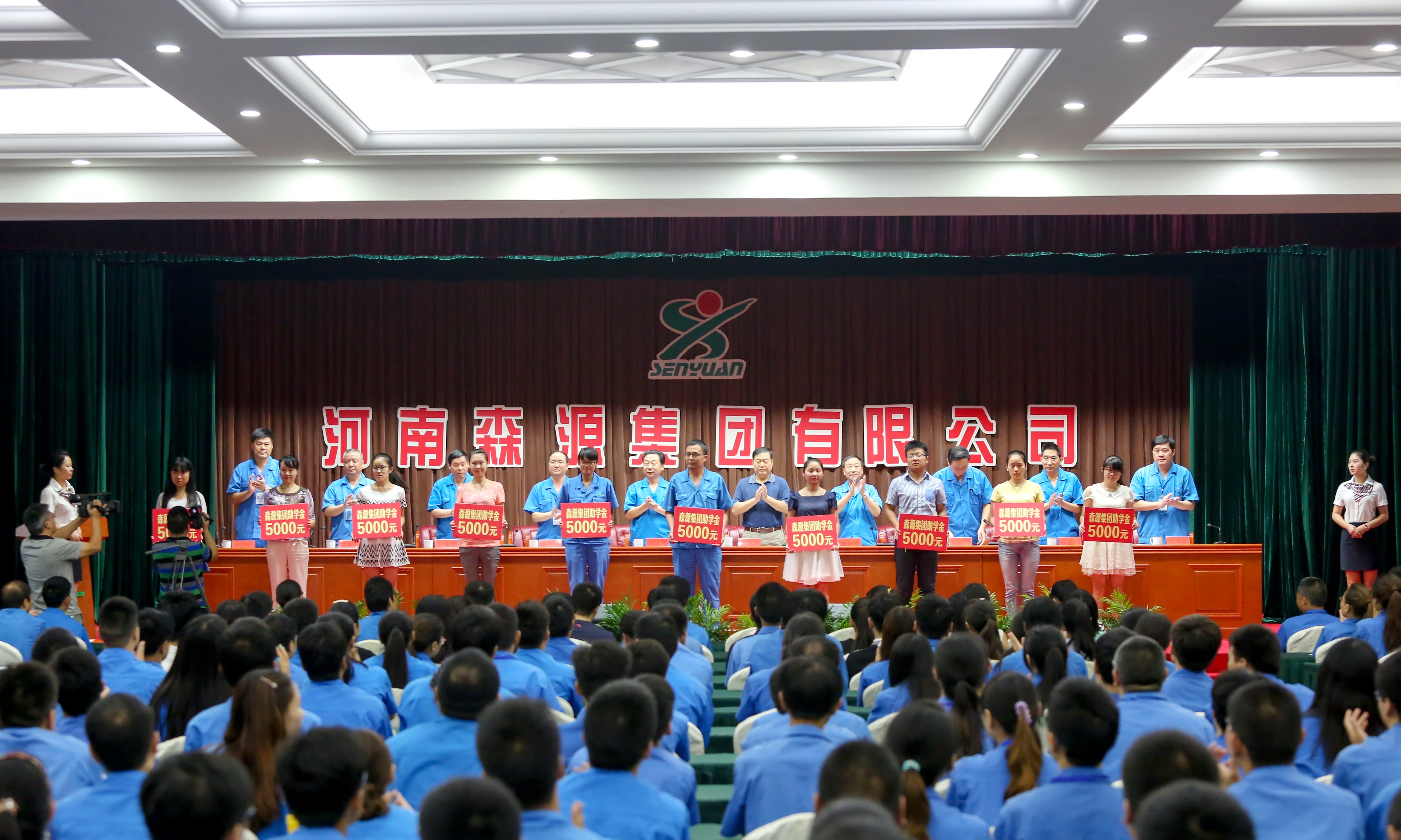 Lễ Trao học bổng Thu vàng năm 2015 của Tập đoàn Sênyên được tổ chức long trọng